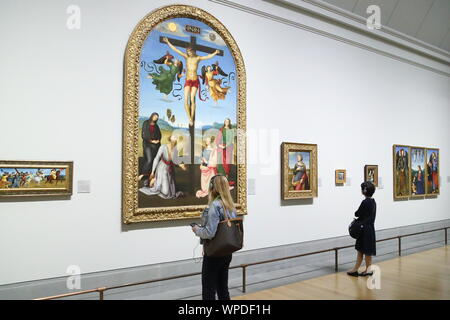 Junge Frau Studium der Mond Kreuzigung des italienischen Malers Raphael an der National Gallery, London, UK Stockfoto