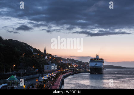 Cobh, Cork, Irland. 09. September 2019. Kreuzfahrtschiff Vasco Da Gama kommt in der historischen Altstadt von Cobh vor der Morgendämmerung. - Gutschrift; David Creedon/Alamy leben Nachrichten Stockfoto