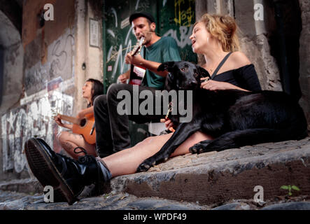 Eine Gruppe von straßenmusikern auf den Straßen von Lissabon singen Stockfoto