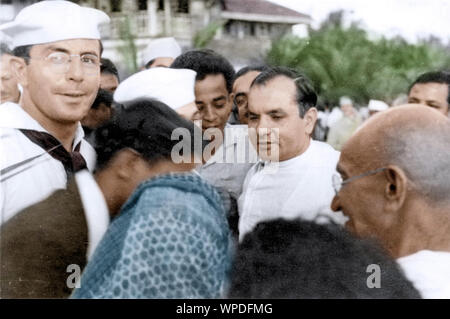 Mahatma Gandhi mit Dr. Dinshah Mehta am Juhu Beach, Mumbai, Maharashtra, Indien, Asien, Mai 1944 Stockfoto