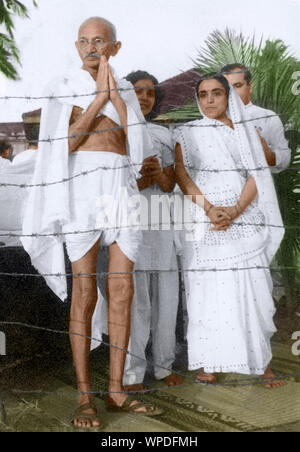 Mahatma Gandhi mit Sumati Morarjee Begrüßung der Menschen, Bombay, Mumbai, Maharashtra, Indien, Mai 1944 Stockfoto