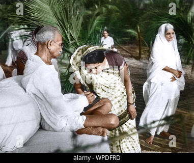 Mahatma Gandhi signiert Autogramme in Bombay, Mumbai, Maharashtra, Indien, Asien, Mai 1944 Stockfoto