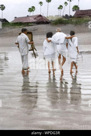 Mahatma Gandhi mit Mitarbeitern in Juhu Beach, Bombay, Mumbai, Maharashtra, Indien, Asien, Mai 1944 Stockfoto