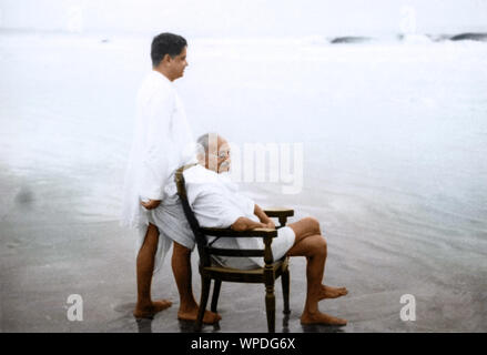 Mahatma Gandhi sitzt auf Stuhl und Devdas Gandhi, Juhu Beach, Bombay, Mumbai, Maharashtra, Indien, Asien, Mai 1944 Stockfoto