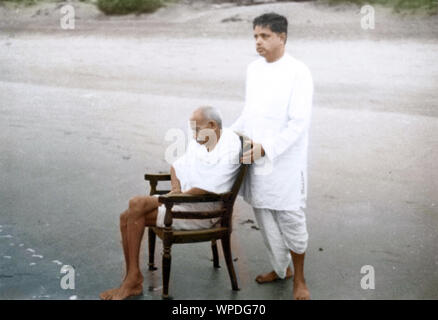 Mahatma Gandhi sitzt auf Stuhl und Devdas Gandhi auf Juhu Beach, Bombay, Mumbai, Indien, Asien, Mai 1944 Stockfoto