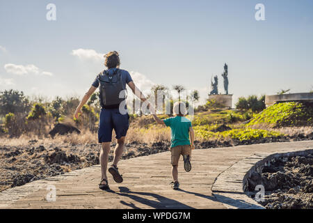 Vater und Sohn Reisende auf erstaunliche Waterbloom Nusadua, Brunnen, Insel Bali Indonesien. Mit Kindern unterwegs Konzept Stockfoto