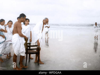 Mahatma Gandhi das Aufstehen vom Stuhl auf Juhu Beach, Mumbai, Maharashtra, Indien, Asien, Mai 1944 Stockfoto