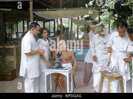 Dr. Gajjar zeigt Mahatma Gandhi Hakenwurm-Eizellen unter Mikroskop, Bombay, Mumbai, Indien, Asien, Mai 1944 Stockfoto