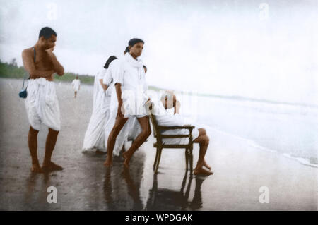 Mahatma Gandhi sitzt auf Stuhl und Devdas Gandhi auf Juhu Beach, Bombay, Mumbai, Maharashtra, Indien, Mai 1944 Stockfoto