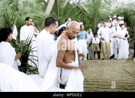 Mahatma Gandhi vor dem Abend Gebetstreffen am Juhu Beach, Mumbai, Maharashtra, Indien, Asien, Mai 1944 Stockfoto