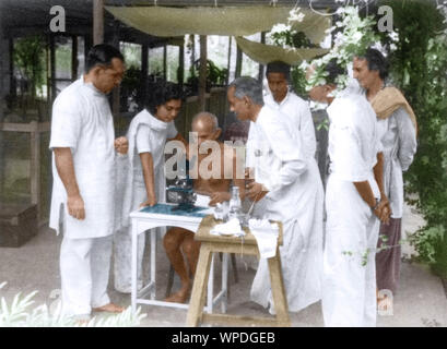 Dr. Gajjar zeigt Mahatma Gandhi Hakenwurm-Eizellen unter Mikroskop, Bombay, Mumbai, Indien, Asien, Mai 1944 Stockfoto