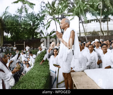 Mahatma Gandhi gruss Leute vor dem abendlichen Gebetsversammlung, Juhu Beach, Mumbai, Indien, Mai 1944 Stockfoto