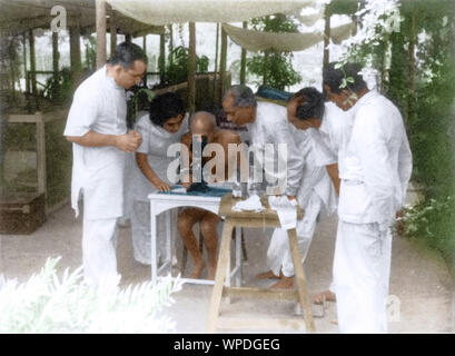 Dr. Gajjar zeigt Mahatma Gandhi Hakenwurm-Eizellen unter Mikroskop, Bombay, Mumbai, Indien, Asien, Mai 1944, altes Vintage-Bild aus den 1900er Jahren Stockfoto