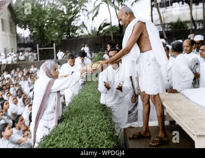 Mahatma Gandhi unter Kokospalmen vor dem Abendgebet treffen, Mumbai, Indien, Asien, Mai 1944 Stockfoto