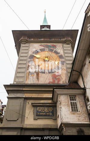 Bern, Schweiz - 7. Mai 2017: Zytglogge Turm, oberer Teil der westlichen Fassade Stockfoto