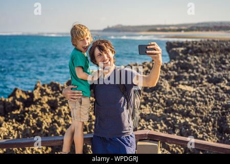 Vater und Sohn Reisende auf erstaunliche Waterbloom Nusadua, Brunnen, Insel Bali Indonesien. Mit Kindern unterwegs Konzept Stockfoto