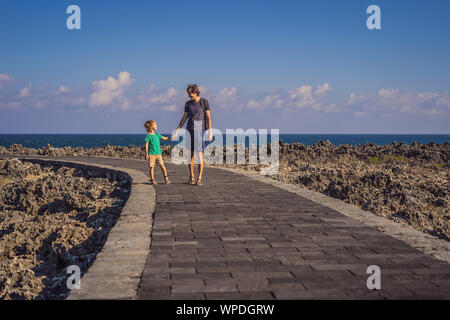 Vater und Sohn Reisende auf erstaunliche Waterbloom Nusadua, Brunnen, Insel Bali Indonesien. Mit Kindern unterwegs Konzept Stockfoto