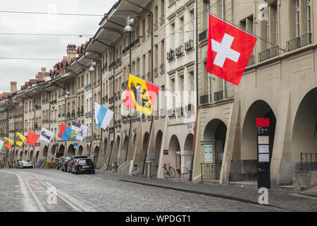 Bern, Schweiz - 7. Mai 2017: Street View der Kramgasse oder Lebensmittelgeschäft Gasse. Es ist eine der wichtigsten Straßen in der Altstadt von Bern. Menschen gehen un Stockfoto