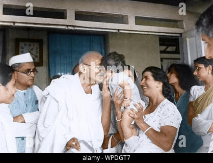 Mahatma Gandhi mit Tochter und Frau von Dr. Dinshah Mehta, Poona, Pune, Indien, Asien, Juni 1944 Stockfoto