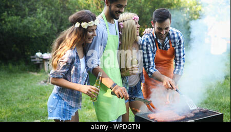 Gerne Freunde genießen Grillen Stockfoto