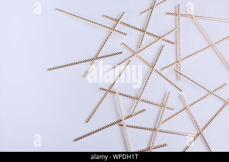 Golden cocktail Strohhalme auf einem weißen Hintergrund. Party Konzept. Close-up. Stockfoto