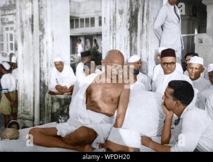 Mahatma Gandhi bei der öffentlichen Gebetssitzung, Rungta House, Bombay, Mumbai, Maharashtra, Indien, Asien, September 1944 Stockfoto