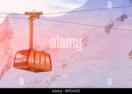 Seilbahn- und rosafarbenen Sonnenuntergang Schnee Berge Panorama der Französischen Alpen in der Nähe von Chamonix Mont Blanc, Frankreich Stockfoto