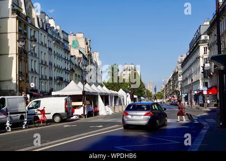 Aktivität besetzt, in der Rue de Rivoli und Rue Saint Antoine im Marais an einem Sonntag Morgen mit Verkäufern, Käufern und Verkehr, in Paris, Frankreich. Stockfoto