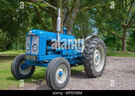 Makellos 1964 Blau Weiß Fordson Super Major Modell Traktor Isle of Bute Schottland United Kingdom Beifahrer linken Seite rechten Seitenbereich anzeigen Alte g Stockfoto