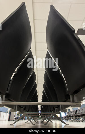 Sitzreihe im Terminal Flur. Leere Stühle am Flughafen. Stockfoto