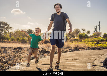 Vater und Sohn Reisende auf erstaunliche Waterbloom Nusadua, Brunnen, Insel Bali Indonesien. Mit Kindern unterwegs Konzept Stockfoto