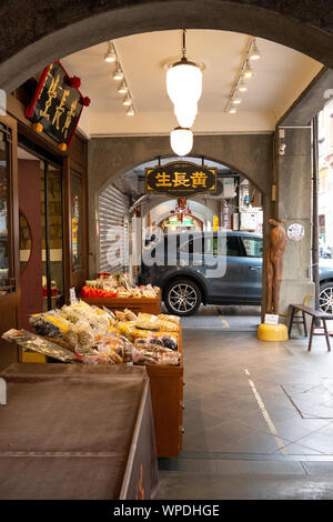 Taipei, Taiwan: Porsche-SUV Parkplatz Bürgersteig neben einer traditionellen chinesischen Medizin Shop auf Dihua Straße in der Stadt Taipei Stockfoto
