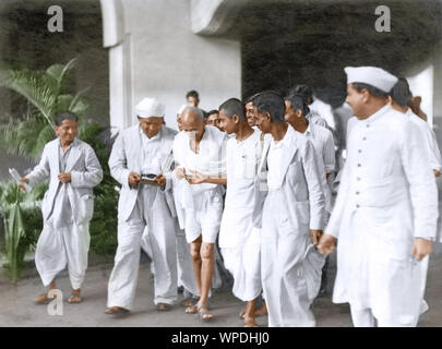 Mahatma Gandhi mit assoziierten Unternehmen an Birla House, Mumbai, Maharashtra, Indien, Asien, September 1944 Stockfoto