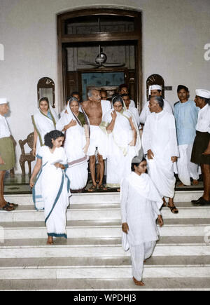 Mahatma Gandhi mit Manu Gandhi, Dr. Sushila Nayar, Bombay, Mumbai, Maharashtra, Indien, Asien, September 1944 Stockfoto