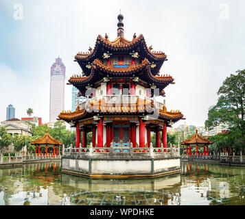 Taipei, Taiwan: im chinesischen Stil Pagode am Teich bei 228 Peace Memorial Park in Taipei City mit Wolkenkratzer im Hintergrund Stockfoto