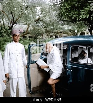 Mahatma Gandhi steigt aus dem Auto für ein Treffen mit Muhammad Ali Jinnah, Bombay, Mumbai, Maharashtra, Indien, Asien, 9. September 1944 Stockfoto