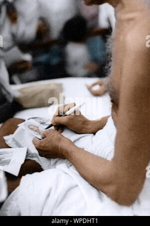 Mahatma Gandhi unterzeichnet sein Foto, Bombay, Mumbai, Maharashtra, Indien, Asien, September 1944 Stockfoto