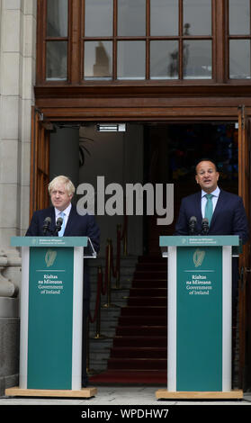 Dublin, Irland. 9 Sep, 2019. Boris Johnson in Dublin für Brexit spricht. Taoiseach und Fine Gael Chef Leo Varadkar (R) mit dem Britischen Premierminister Boris Johnson im Regierungsgebäude in Dublin. Sie sind sowohl über die nordirischen Grenze Problem und die Bexit Krise zu sprechen. Foto: Lea Farrell/RollingNews. ie Credit: RollingNews.ie/Alamy leben Nachrichten Stockfoto