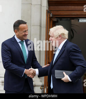 Dublin, Irland. 9 Sep, 2019. Boris Johnson in Dublin für Brexit spricht. L und R. Taoiseach und Fine Gael Chef Leo Varadkar schüttelt Hände mit dem britischen Premierminister Boris Johnson im Regierungsgebäude in Dublin. Sie sind sowohl über die nordirischen Grenze Problem und die Bexit Krise zu sprechen. Foto: Lea Farrell/RollingNews. ie Credit: RollingNews.ie/Alamy leben Nachrichten Stockfoto