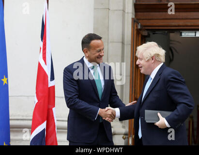 Dublin, Irland. 9 Sep, 2019. Boris Johnson in Dublin für Brexit spricht. L und R. Taoiseach und Fine Gael Chef Leo Varadkar schüttelt Hände mit dem britischen Premierminister Boris Johnson im Regierungsgebäude in Dublin. Sie sind sowohl über die nordirischen Grenze Problem und die Bexit Krise zu sprechen. Foto: Lea Farrell/RollingNews. ie Credit: RollingNews.ie/Alamy leben Nachrichten Stockfoto