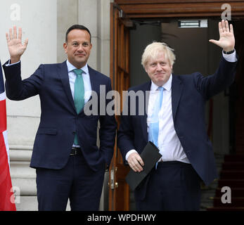 Dublin, Irland. 9 Sep, 2019. Boris Johnson in Dublin für Brexit spricht. L und R. Taoiseach und Fine Gael Chef Leo Varadkar mit dem britischen Premierminister Boris Johnson im Regierungsgebäude in Dublin. Sie sind sowohl über die nordirischen Grenze Problem und die Bexit Krise zu sprechen. Foto: Lea Farrell/RollingNews. ie Credit: RollingNews.ie/Alamy leben Nachrichten Stockfoto