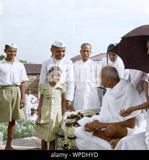 Mahatma Gandhi nach Gebetsversammlung, Sevagram, Wardha, Maharashtra, Indien, Asien, 2. Oktober 1944 Stockfoto