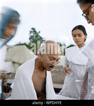 Mahatma Gandhi nach Gebetsversammlung, Sevagram, Wardha, Indien, Asien, 2. Oktober 1944 Stockfoto