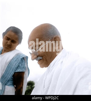 Mahatma Gandhi nach Gebetsversammlung, Sevagram, Wardha, Maharashtra, Indien, Asien, 2. Oktober 1944 Stockfoto