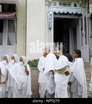 Mahatma Gandhi spricht mit Jain Nonnen und Swami Anand, Bombay, Mumbai, Maharashtra, Indien, Asien, Mai 1945 Stockfoto