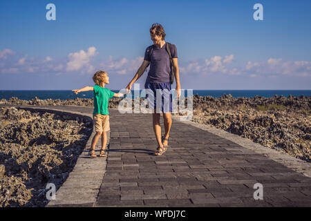 Vater und Sohn Reisende auf erstaunliche Waterbloom Nusadua, Brunnen, Insel Bali Indonesien. Mit Kindern unterwegs Konzept Stockfoto