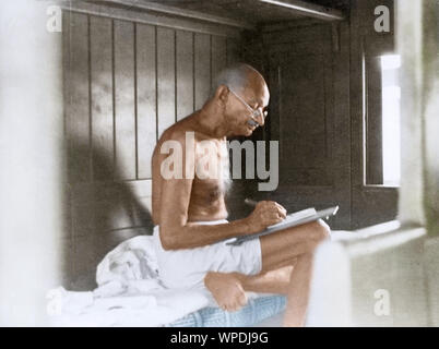 Mahatma Gandhi schreibt im Zug auf dem Weg nach Shimla, Indien, Asien, 24. Juni 1945 altes Vintage-Bild aus den 1900er Jahren Stockfoto