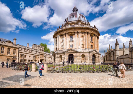Radcliffe Camera, Oxford, UK - Touristen an der berühmten akademischen Bibliothek, die zur Universität Oxford gehört und von James Gibbs entworfen wurde in... Stockfoto