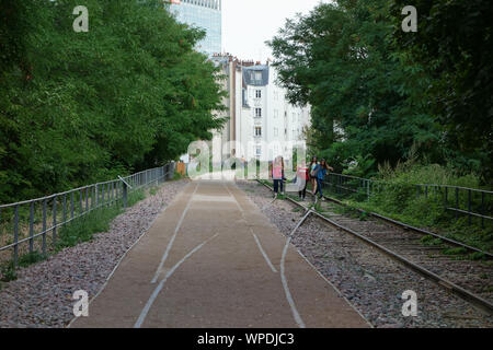 Der Chemin de Fer de Petite Ceinture (Kleine Ringbahn) Krieg eine 32 Kilometer lange Eisenbahnstrecke, Paris umrundende, sterben ab 1852 sterben in der Stadt ge Stockfoto