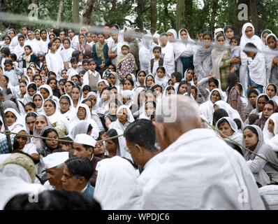 Mahatma Gandhi im Gebet treffen, Shimla, Himachal Pradesh, Indien, Asien, Juni 1945 Stockfoto